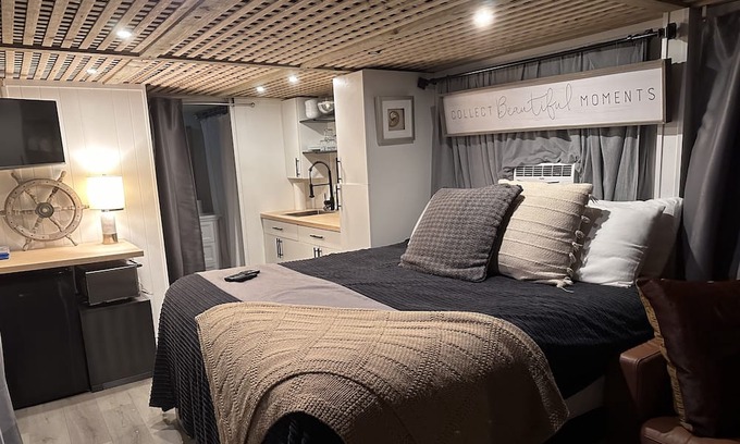Hendricks and Venice Isles Alquiler De Eote | Houseboat off Las Olas! 5 mins from the beach