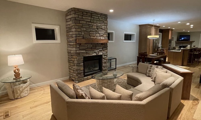 Sunnyside Casa | Riverside Retreat w/Sauna & Garage! Family-sized & 5min walk to Peace Bridge!