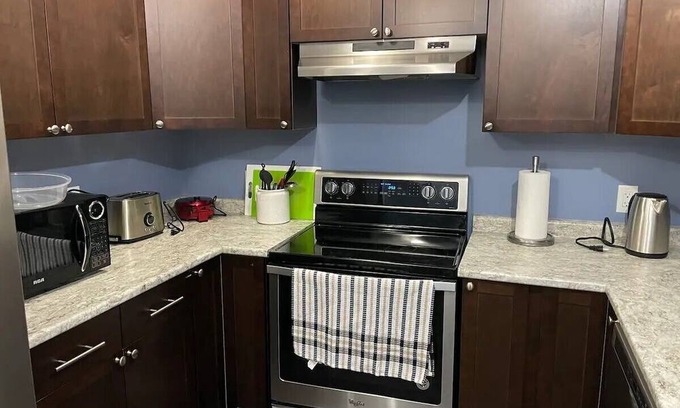 Regina Casa | 4 Bedroom Spacious House In Regina! Close to downtown & Mosaic Stadium.