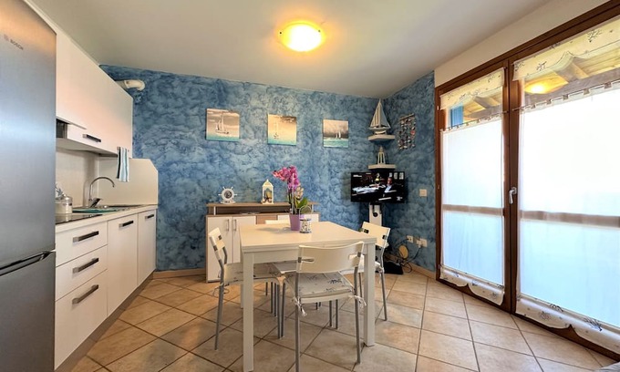 Aprilia Marittima Apartamento | Flat in a colourful residence with pool