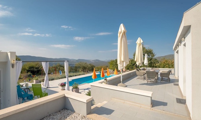 Lecevica Villa | Rustic Villa Florice with a pool