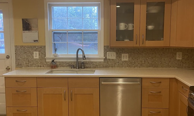 Falls Church Casa | Easy Metro to DC from this SFH inside the Beltway in Falls Church City, VA