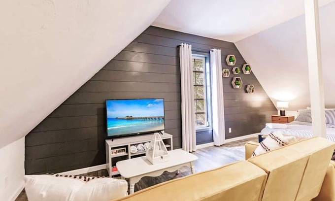 San Carlos Park Apartamento | Beach, dining nearby, close to airports. Book now!
