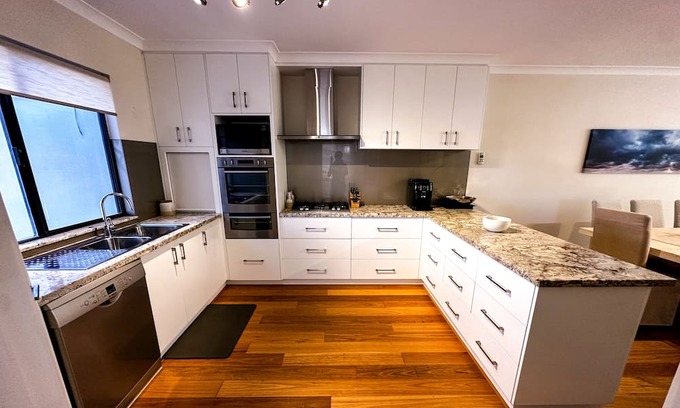 Ascot Casa | Waterfront Ascot Waters Marina Home - close to city and airport