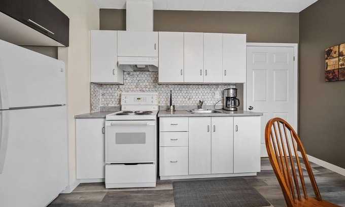 South River Apartamento | Village Central. Launch pad for northern Algonquin Park, lakes, cycling trails.
