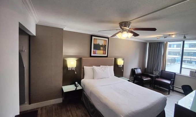 Coal Harbour Apartamento | Savor the elegance of a classic escape in our vintage-style hotel!