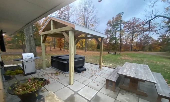 Saugerties Casa | Private/Secluded 4 Bdrm with HotTub & Steam Shower