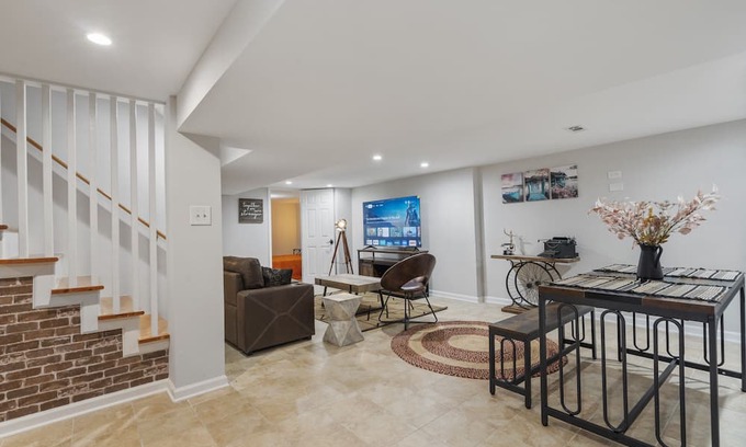 Springfield Apartamento | Industrial style basement apartment near D.C.