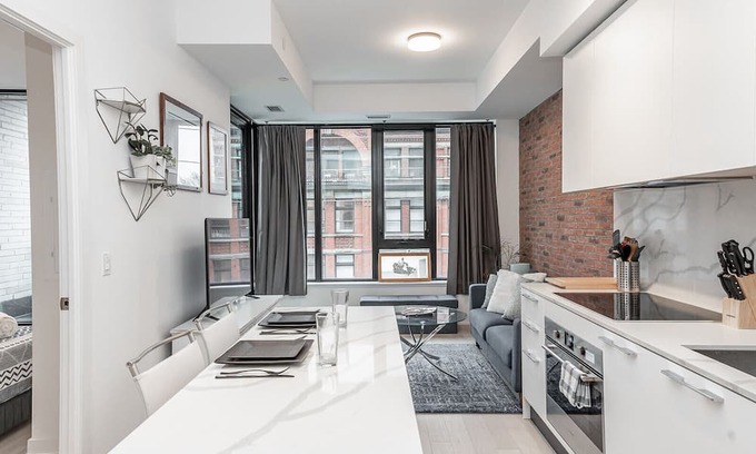 Little Portugal Condominio | Gorgeous + Trendy Condo on Queen W - 2Bed 2Bath - Toronto's Best Neighbourhood!