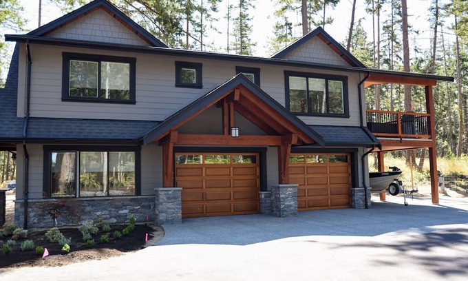 Comox Casa | The Eagles Nest - just a 5 minute walk to the beach!