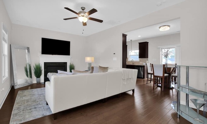 Fayetteville Casa | Luxury Home Conveniently Located in Fayetteville
