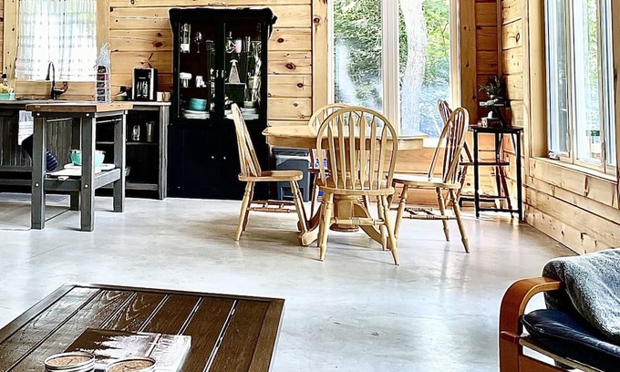 Nipissing Cabaña | LAKEFRONT LOG CABIN- 24’ dock, gradual sandy entry, kayaks & wifi
