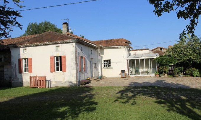 Saint-Martin-de-Fressengeas Casa | Holiday Home 'La Jarisse' with Private Terrace, Private Garden and Wi-Fi
