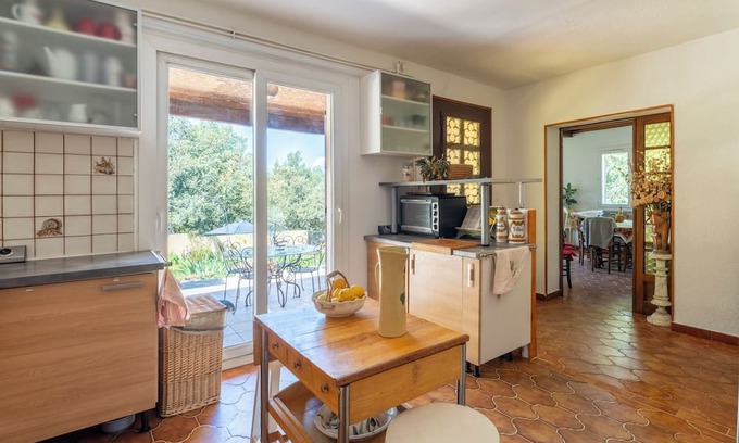 Sabran Casa | Holiday Home 'Vacances Dans Le Gard' with Private Garden and Wi-Fi