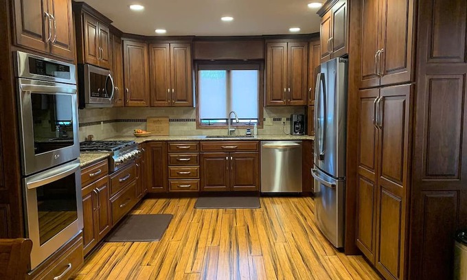 Emporia Casa | Cozy, modern, updated house w/pool!