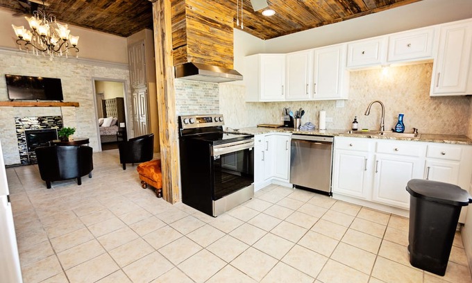 Falls County Casa | Peaceful home located in Central Texas right off of I-35 corridor. Pet friendly