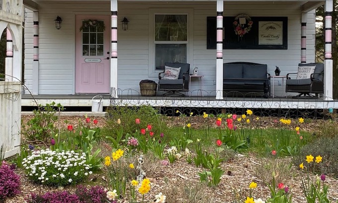 Poulsbo Cabaña | 20 acre farm Homestead Flowering Cottage