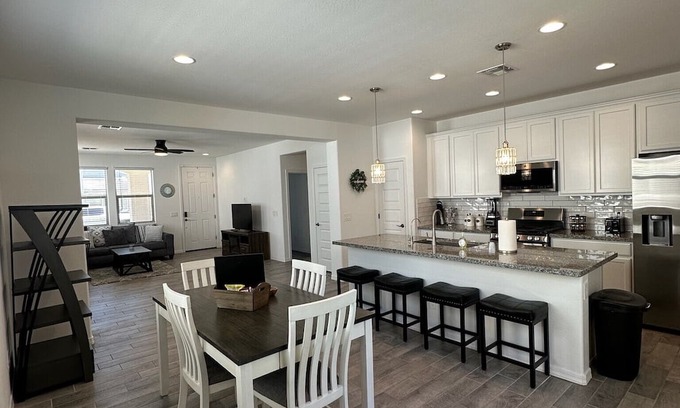 Surprise Casa | Stunning New Home With Pool