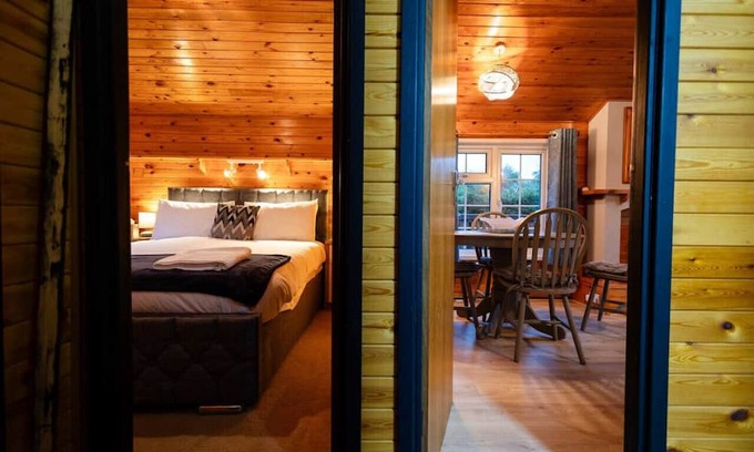Ffestiniog Cabina | Log Cabin Country Hideaway in Snowdonia 2 Bedrooms