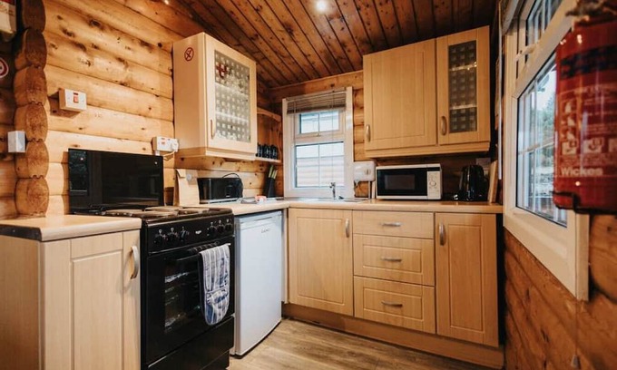 Bronaber Cabina | Rustic & Cozy 2 Bed Log Cabin Retreat nr Zip World
