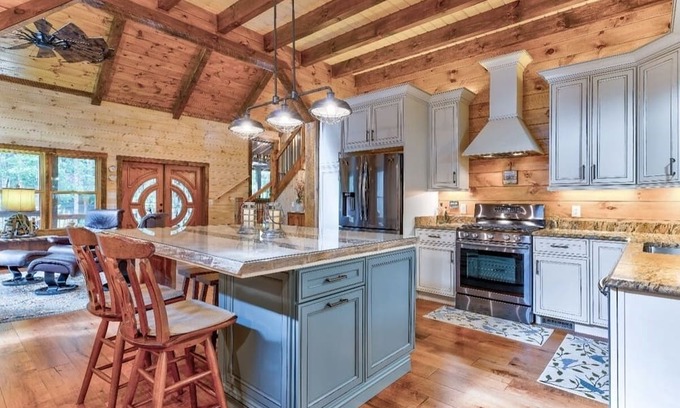Cherry Log Cabina | Family Retreat, 4 Bd, 3.5 ba, WIFI, Hot Tub, pool table, fooseball, fire pit!