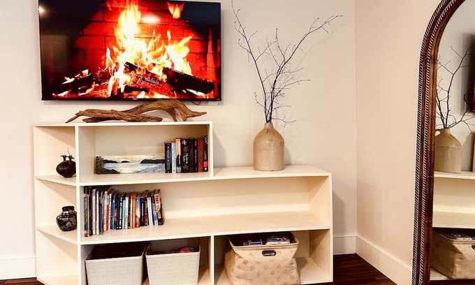 Waterbury Apartamento | Cozy centrally located private apartment with garage parking. Pet friendly