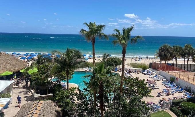 Bermuda Riviera Casa | 1. Beachfront Oceanview Private Hotel Fort Lauderdale Beach Balcony Pool View