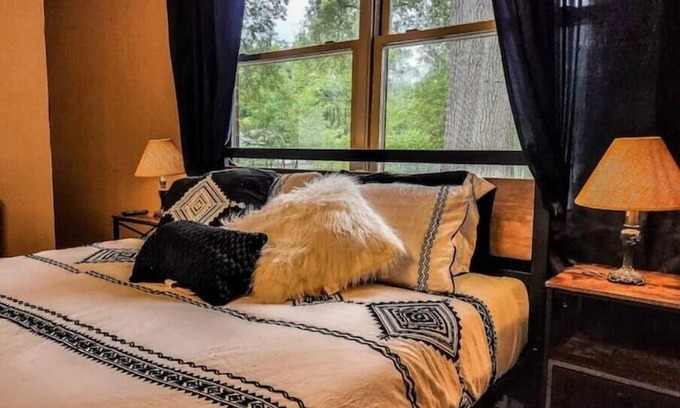 Blackstone Casa | Spacious house on a quiet street