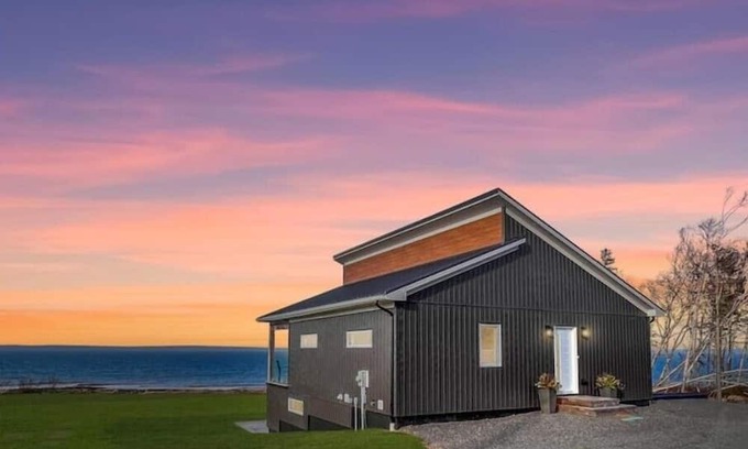 Hall's Harbour Cabaña | Driftwood dreams cottage