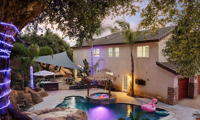Crest Casa | Space Cowboy 5bed, designers paradise with pool/spa/volleyball/arcade