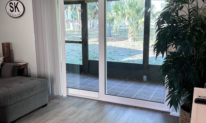 Park East Condominio | Enjoy everything Sarasota has to offer! Close to downtown, and gulf beaches.