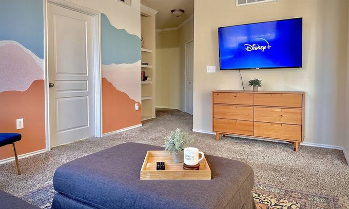 Sherman Apartamento | Spacious Sunset Getaway w/ hot tub/gym/pool in an amazing centralized location
