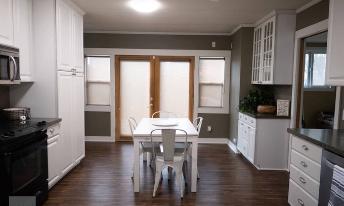 Norkirk Casa | Cottage Home in Heart of Kirkland w/Yard for Pets