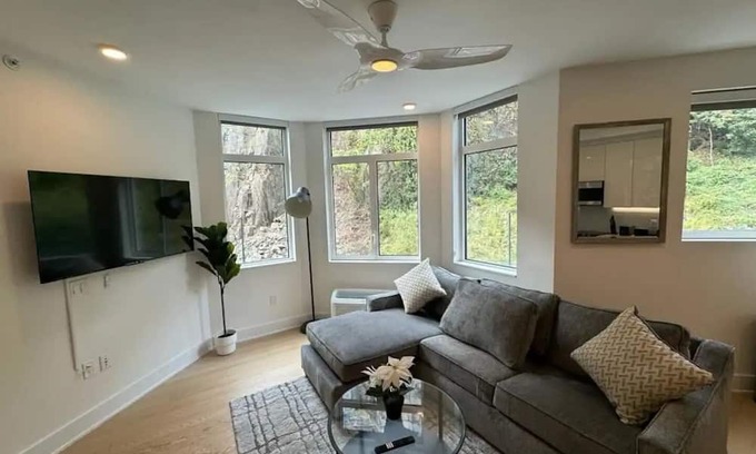North Bergen Apartamento | The Luxury studio! 7 Min ferry ride to NYC.