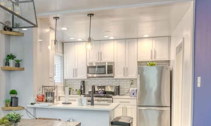 Capitol View Casa | Pewter Palace - Modern Bungalow with Free Parking