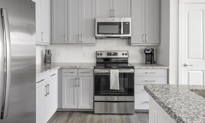 Spring Branch East Apartamento | Modern Apartment in Prime Location (ID1403X428)