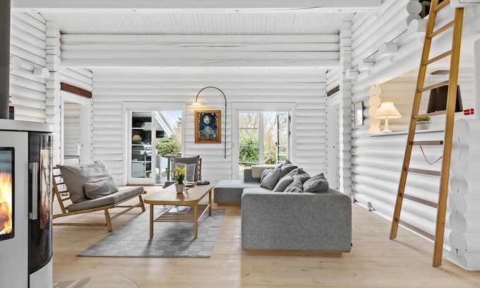 Dronningmolle Casa | Relax in this beautiful log cabin near the beach.