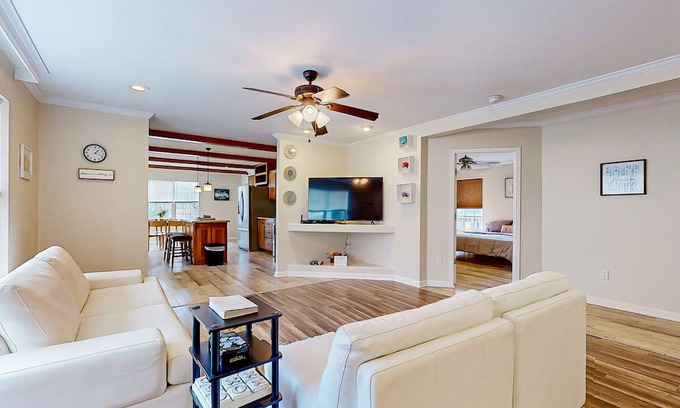 Dandridge Casa | Sunny dog-friendly home with a pool, balcony, smart TVs, washer/dryer, & AC