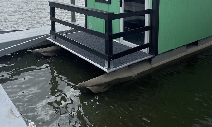 Sandusky Alquiler De Eote | Escape on the Water-Tiny Houseboat @ SoLSTAY Resort