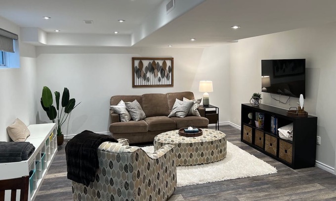 Alliston Casa | The Oake Room - Modern Convenience