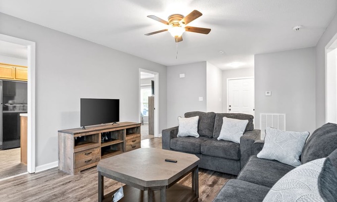 Clarksville Casa | 5 minute to gate 4, pets welcome