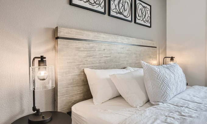 Weston Casa | Long Term, 75in TV, Gym & Peloton, King Bed, Office, Private Yard