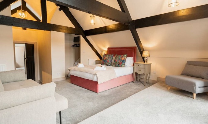 Tarvin Casa | Spacious and stylish accommodation - sleeps 15