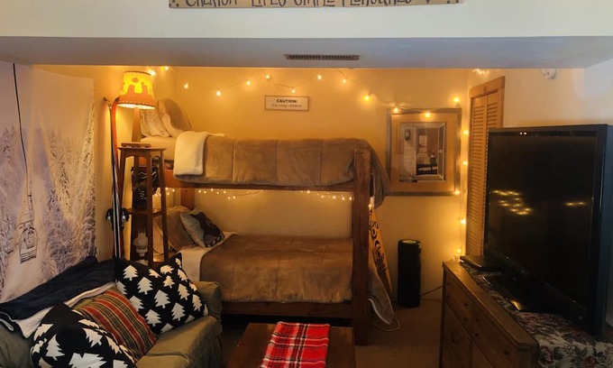 Plymouth Casa | Cozy ski home 7 minutes to killington gondola, 12 minutes Okemo. Pet friendly!