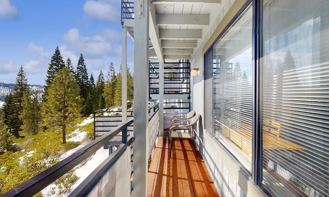 Lakeshore Condominio | Comfortable condo near China Peak with updates throughout, themed rooms, & W/D