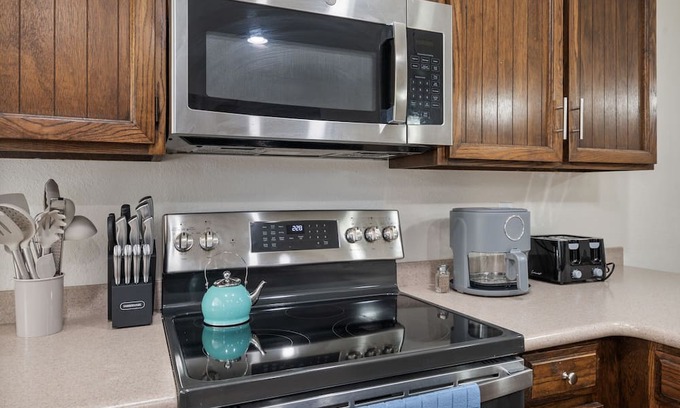 Fairwood Casa | 20 Minutes to Downtown Phoenix - 3b/2ba with Pool
