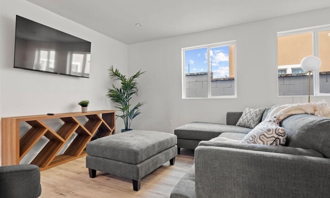 Vernon Casa | Home in Arts District w/ Parking