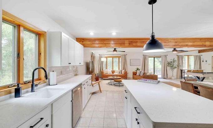 Lake Harmony Villa | Hot Tub | Deck w/Grill | Pool Table | King Beds