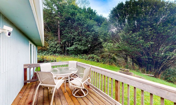 Port Orford Casa | Charming two-story home near the ocean with deck, patio, balcony, & streaming