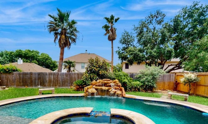Memorial Parkway Casa | Spacious, Cozy Pool Home: Prime Location...Katy, TX...mins away from everything!